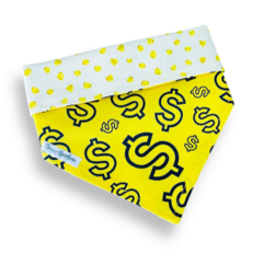 Bandana pet amarela com estampa de símbolos de dinheiro e bolinhas.