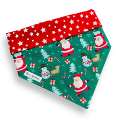 Bandana dupla face para pets com tema natalino, estampada com Papai Noel, renas e presentes em verde e vermelho.
