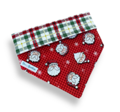 Bandana dupla face xadrez com estampa de Papai Noel para pets, em vermelho e verde.