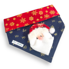 Bandana dupla face para pet com estampa de Papai Noel e flocos de neve.