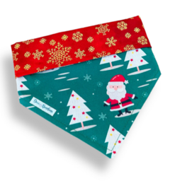Bandana dupla face de Natal com estampa de Papai Noel e flocos de neve.