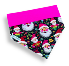 Bandana dupla face rosa com estampas de Papai Noel para pets.