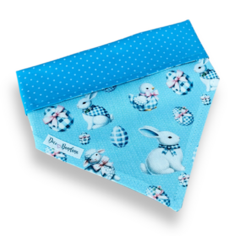 Bandana de Páscoa azul dupla face com bolinhas e estampas de coelhos e ovos para pets.