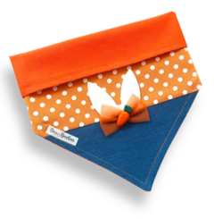 Bandana para pets com estampa de poá laranja e detalhes em jeans, ideal para Páscoa.