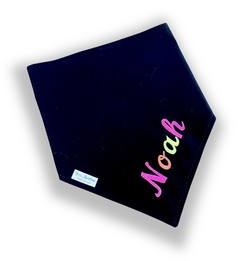 Bandana preta com nome neon do pet na internet