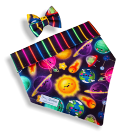 Bandana e laço Turminha dos Planetas dupla listrada neon para pet