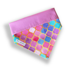 Bandana dupla face rosa com padrões coloridos para pets