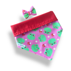 Bandana e laço sapinho rosa dupla face vermelho para pet com estampas de sapinhos e cogumelos.