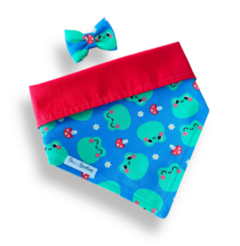 Bandana e laço sapinho dupla face em vermelho e azul com estampa de sapinhos e cogumelos para pets.