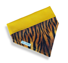Bandana tigrada dupla face na cor amarela para pets, com estampa de pele de tigre.