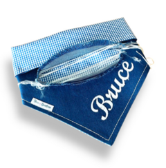 Bandana Trend em jeans azul com estampa xadrez e bordado do nome do pet.
