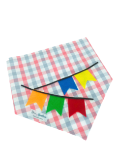 Bandana xadrez cinza e rosa aplique bandeirinhas