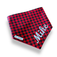 Bandana xadrez vermelha com personalização do nome do pet