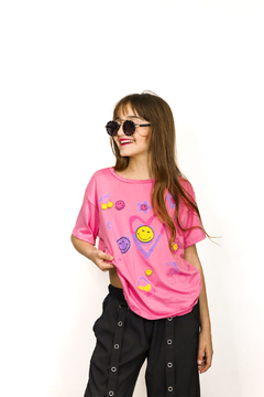 Remera estampa caritas con relieve - comprar online
