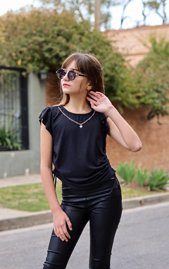 Remera con volados y accesorios de cadenita