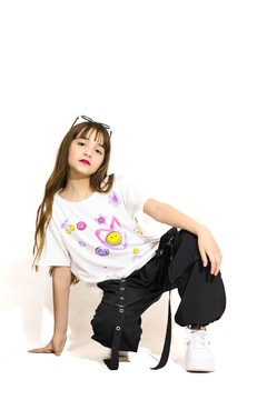 Remera estampa caritas con relieve en internet