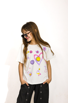 Remera estampa caritas con relieve - Kids Store