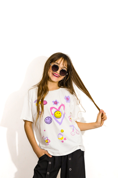 Remera estampa caritas con relieve - tienda online