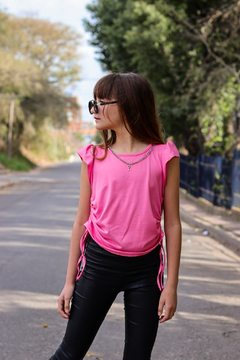 Remera con volados y accesorios de cadenita - Kids Store