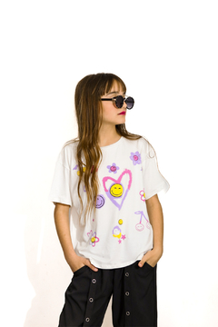 Imagen de Remera estampa caritas con relieve