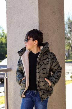 Campera de abrigo camuflada con piel por dentro en internet