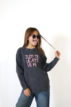 Remera pre lavada unisex JUST doble estampa - comprar online