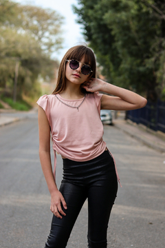 Imagen de Remera con volados y accesorios de cadenita