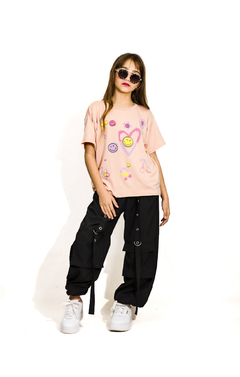 Imagen de Remera estampa caritas con relieve