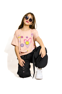 Remera estampa caritas con relieve