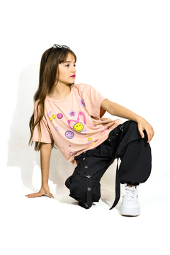 Remera estampa caritas con relieve - comprar online
