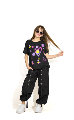 Remera estampa caritas con relieve en internet
