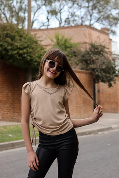 Remera con volados y accesorios de cadenita en internet
