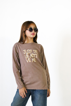 Remera pre lavada unisex JUST doble estampa - comprar online