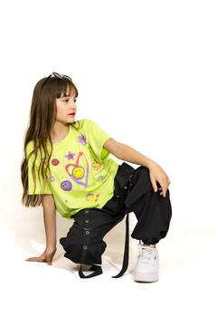 Remera estampa caritas con relieve en internet