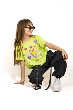 Remera estampa caritas con relieve - Kids Store