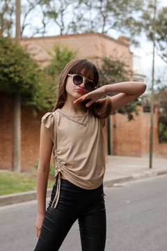 Remera con volados y accesorios de cadenita - comprar online