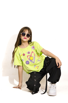 Remera estampa caritas con relieve