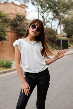 Remera con volados y accesorios de cadenita - comprar online