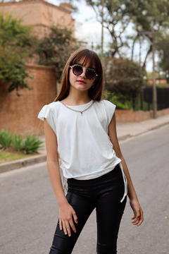 Remera con volados y accesorios de cadenita - Kids Store