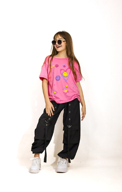 Imagen de Remera estampa caritas con relieve