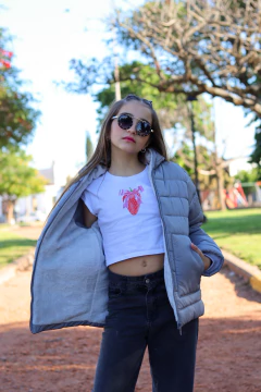Campera lisa con bolsillos plaque con piel por dentro de nena en internet