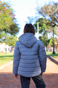 Campera lisa con bolsillos plaque con piel por dentro de nena
