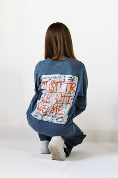 Remera pre lavada unisex JUST doble estampa - comprar online