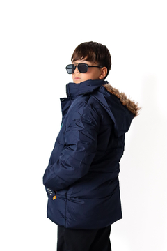 Campera IMPORTADA con aplique de varon con piel por dentro en internet