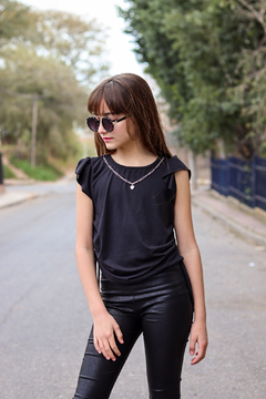 Imagen de Remera con volados y accesorios de cadenita