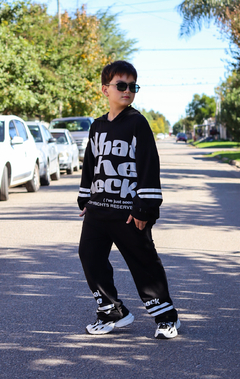 Conjunto WHAT THE HECK de varon en tela darlon importado - comprar online