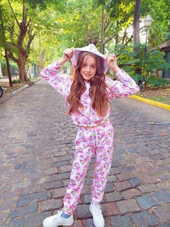 Imagen de CONJUNTO BATIK CORAZONES ESTAMPADOS DE FRIZA (PANTALON + BUZO)