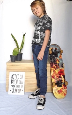 REMERA CAMUFLADA CON ESTAMPA EN LASER. EXCELENTE CALIDAD - Kids Store