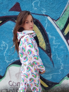 CONJUNTO BATIK CORAZONES ESTAMPADOS DE FRIZA (PANTALON + BUZO) - Kids Store