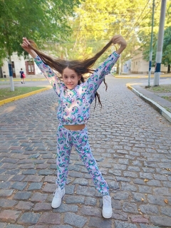 CONJUNTO BATIK CORAZONES ESTAMPADOS DE FRIZA (PANTALON + BUZO) - Kids Store
